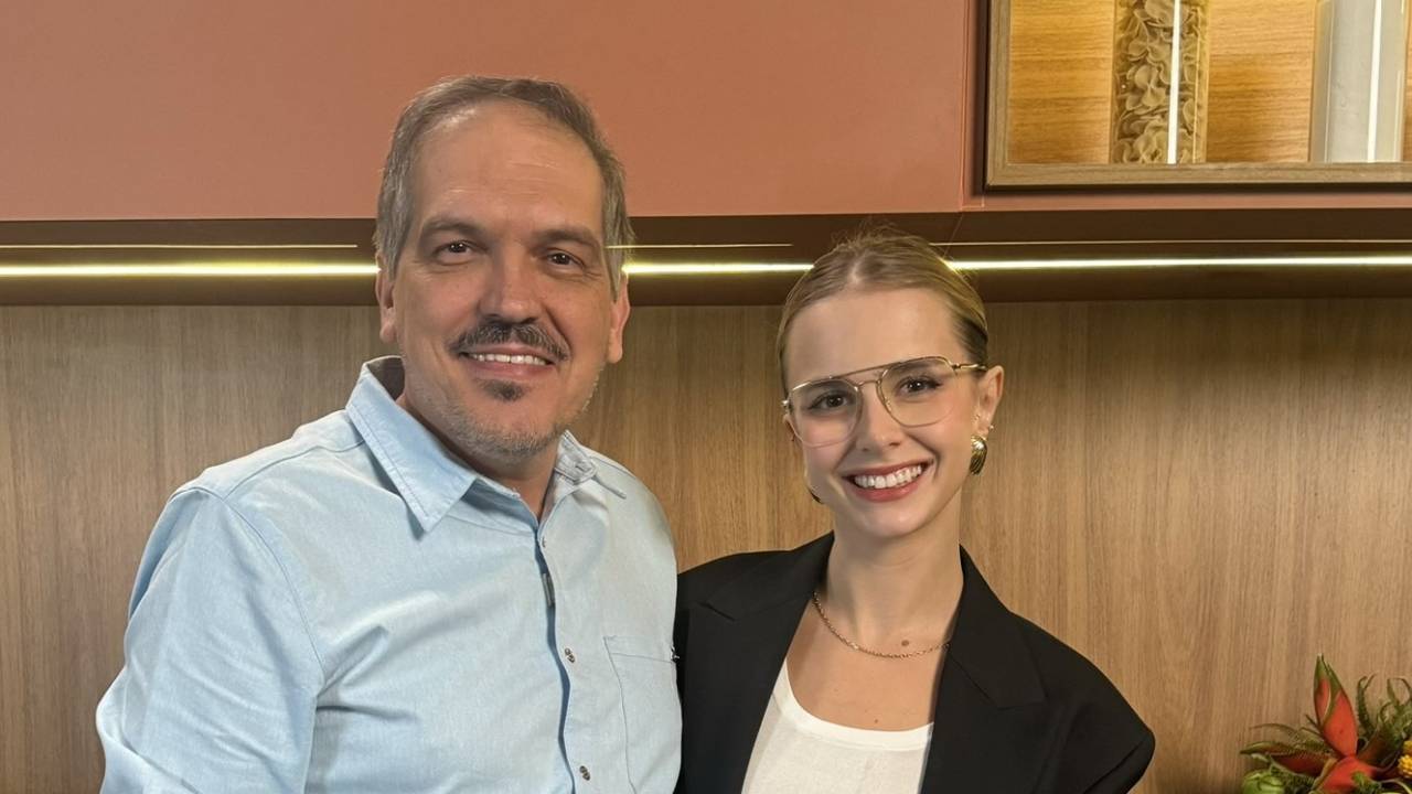 Duas pessoas abraçadas e sorrindo para a foto