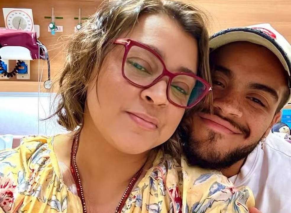 Preta Gil ao lado do filho