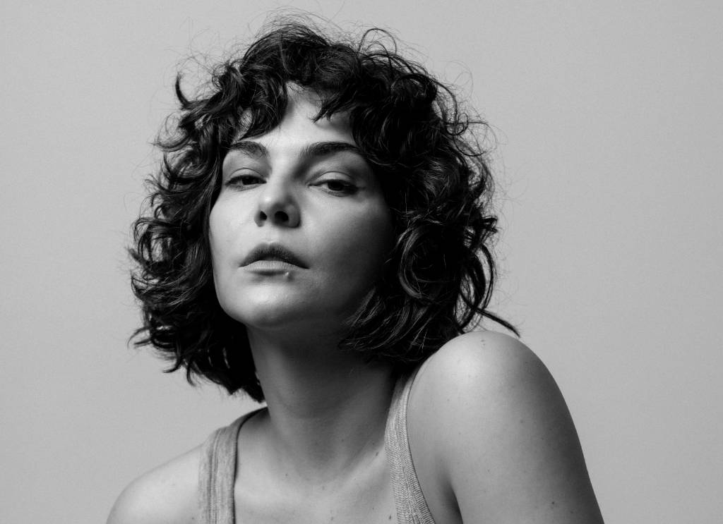 Tainá Müller estrela série internacional em Portugal