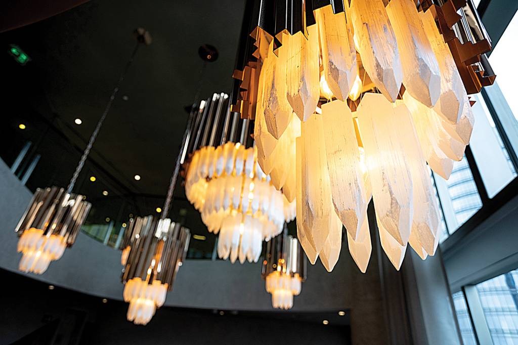 WHOTELSVLOLIMP15 Lustre iluminado de cristais