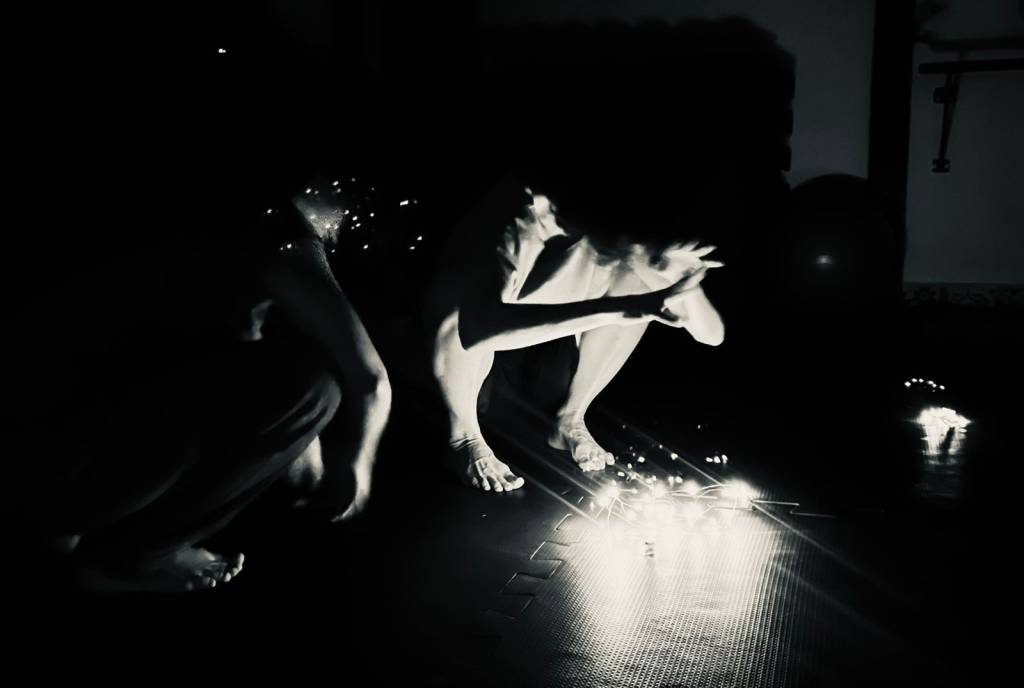 Novo espetáculo do Grupo Xingó explora a interseção entre dança e teatro