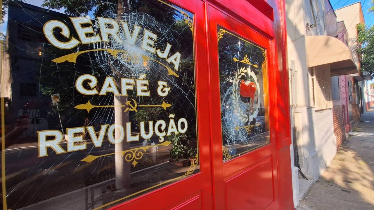 Vidraça de pub com temática comunista foi apedrejada na Mooca