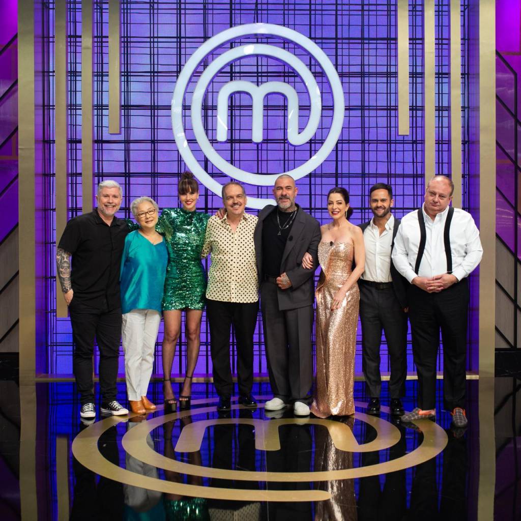 WhatsApp Image 2024-12-19 at 13.37.28 Pessoas de pé na frente do logo do programa