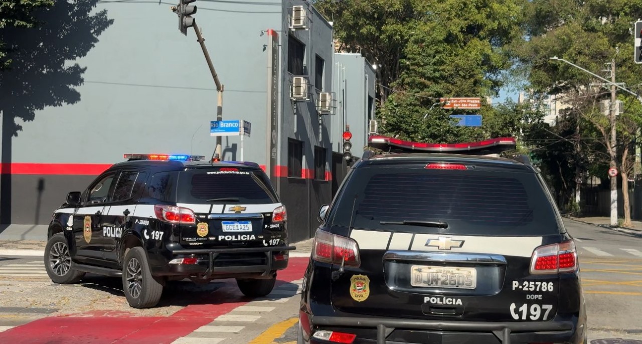 Carros da Polícia Civil cumprindo mandados de prisão de quadrilha que fabricava metanfetamina