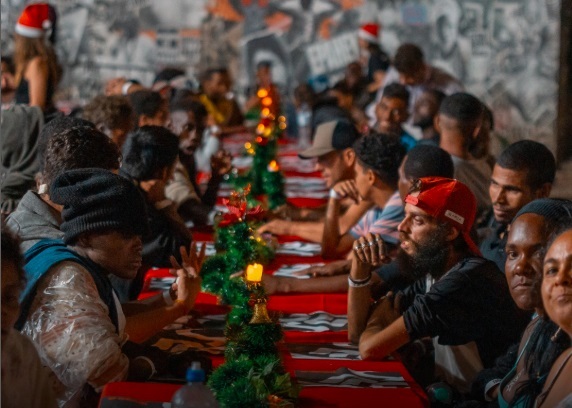 SP Invisível distribui ceias de natal para moradores de rua