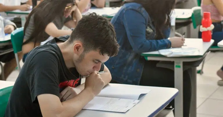 Estudantes realizam o provão em São Paulo