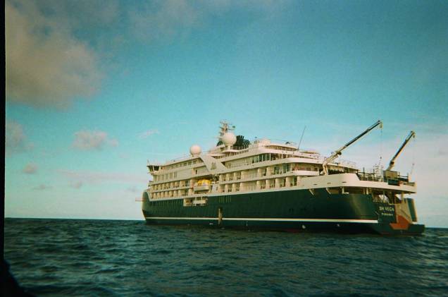 O navio SH Vega em alto-mar: visão do bote O navio SH Vega em alto-mar: visão do bote