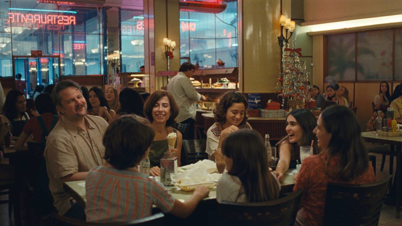 Família em torno da mesa comendo sorvete