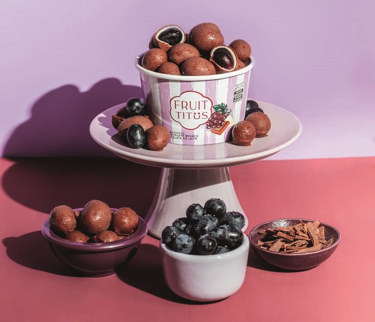 Embalagens com uvas e uvas cobertas com chocolates