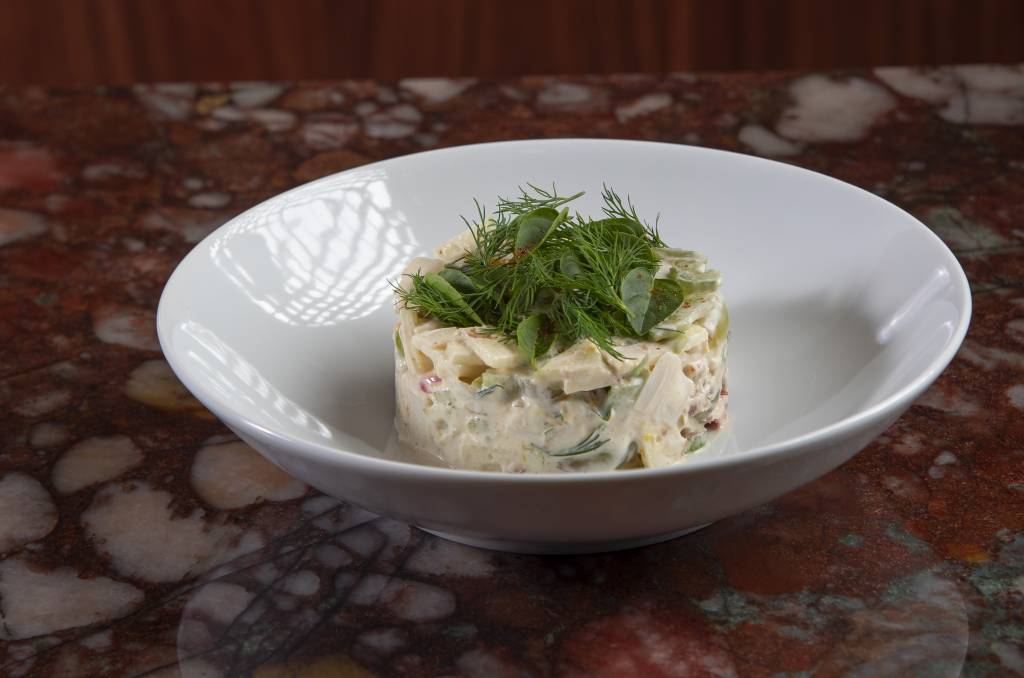 Arturito Prato com salada em formato arredondado