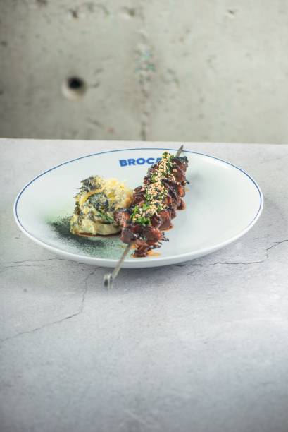 Broca: espeto de língua bovina com salada de batata