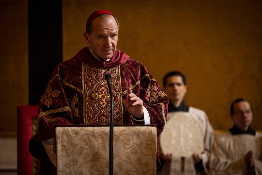 ‘Conclave’ investiga escândalos no Vaticano em jogo de xadrez detalhista
