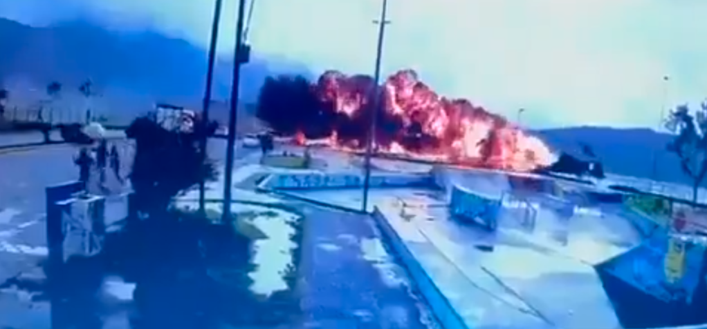 Avião cai em orla de Ubatuba, litoral de SP, e piloto morre