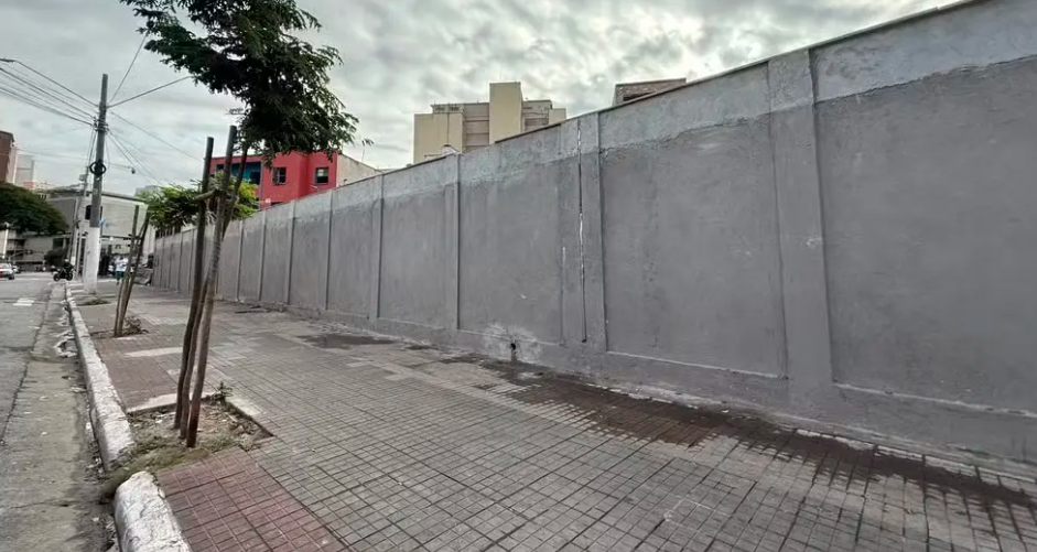 Muro construído na Cracolândia, em São Paulo