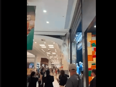 Parte de teto desaba no shopping Center Norte por causa da chuva