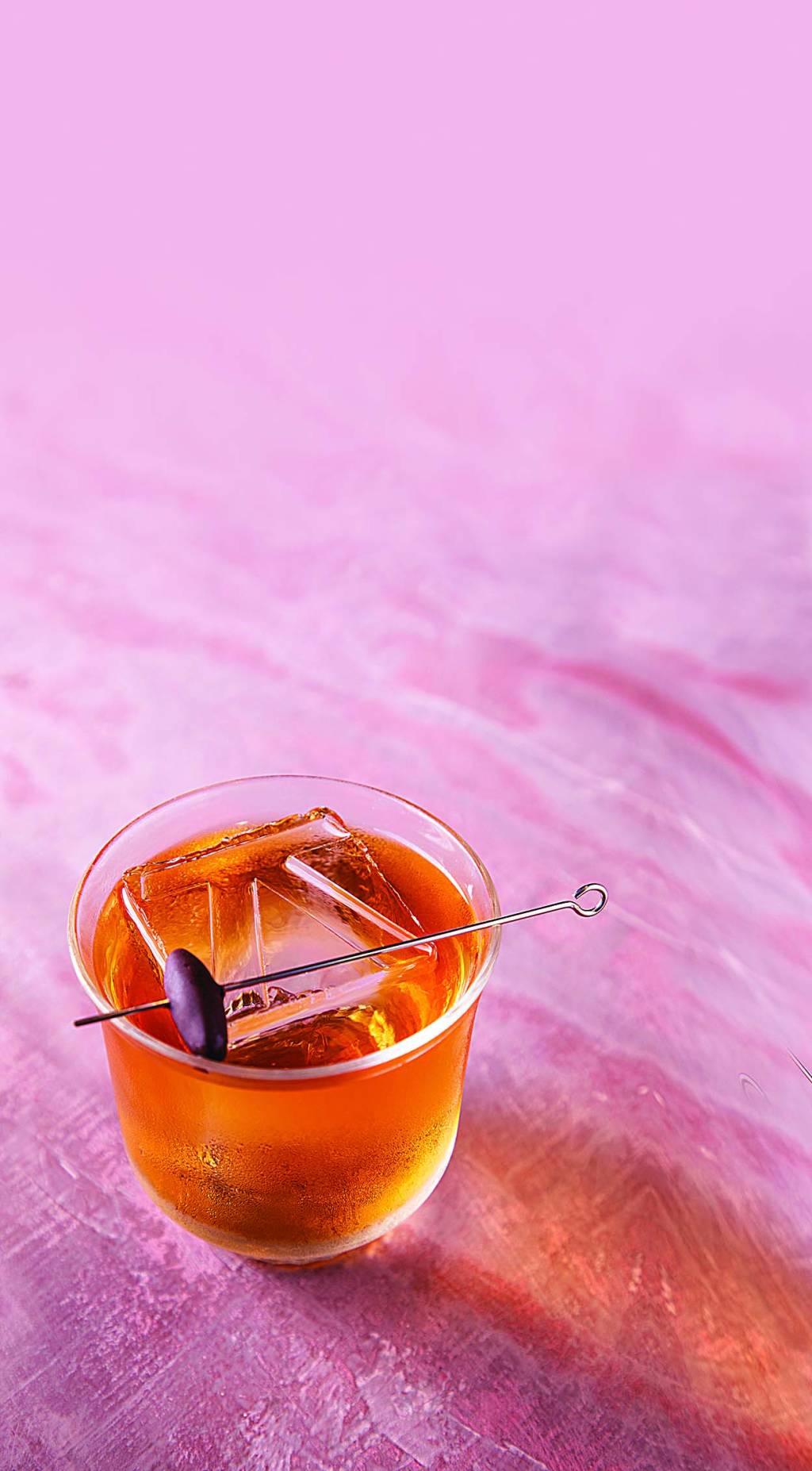 Candango _ Banqueta _ bares Drinque laranja com fundo rosa