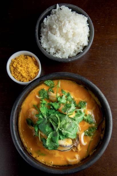 Mag: moqueca mista de peixe, mexilhão, lula e camarão cozidos no leite de coco, acompanhada de arroz e farofa Mag: moqueca mista de peixe, mexilhão, lula e camarão cozidos no leite de coco, acompanhada de arroz e farofa