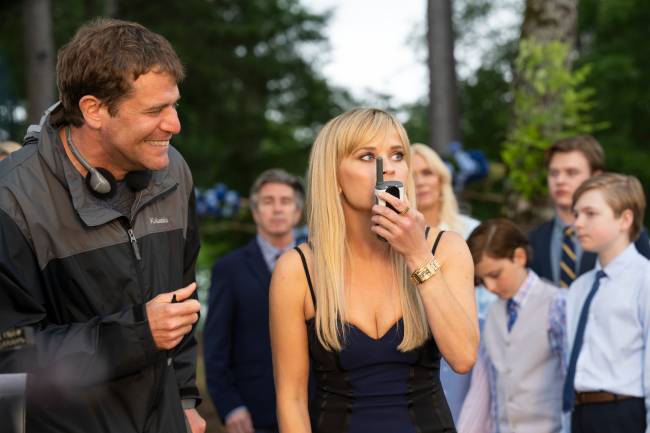 DIRETOR CASAMENTOS CRUZADOS Crédito Amazon Prime Video Divulgação Bastidores do longa: descontração entre diretor Nicholas Stoller e Reese Whiterspoon