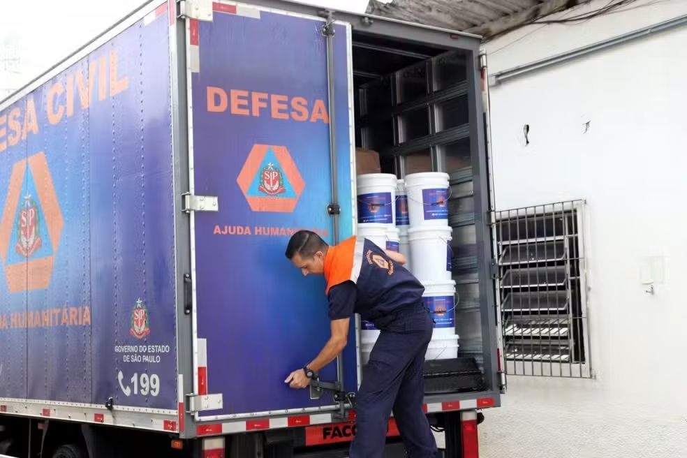 Governo de SP reforça ajuda humanitária para vítimas de chuvas em Peruíbe
