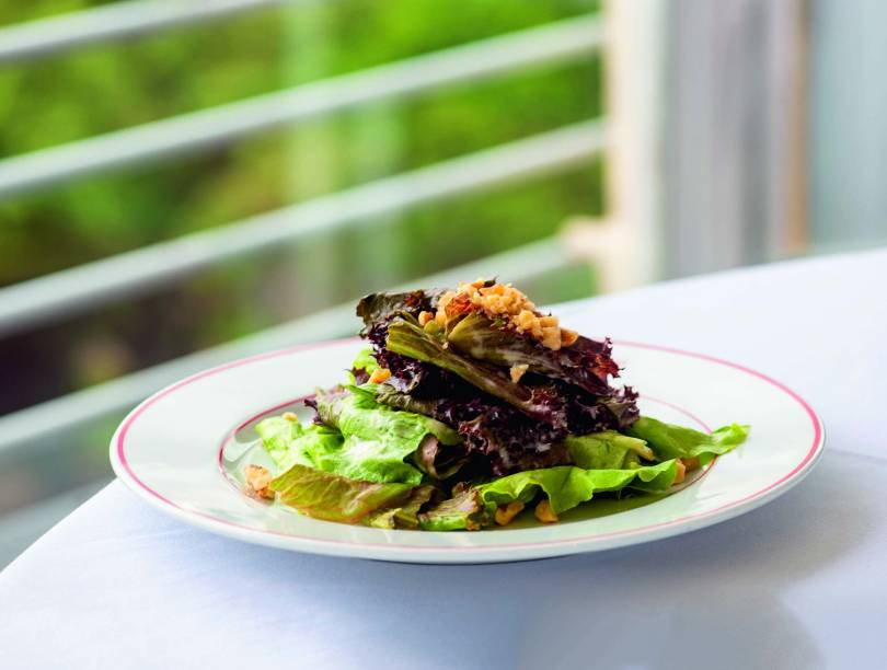 L'Entrecôte d'Olivier Rooftop: salada verde com nozes e alface
