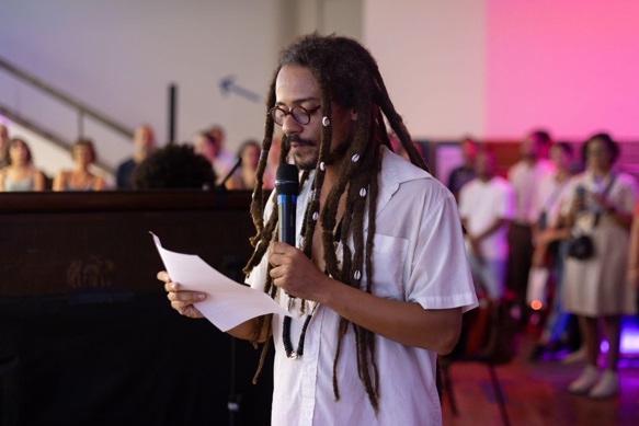 Performance de Rafael RG encerra exposição, no MAC USP