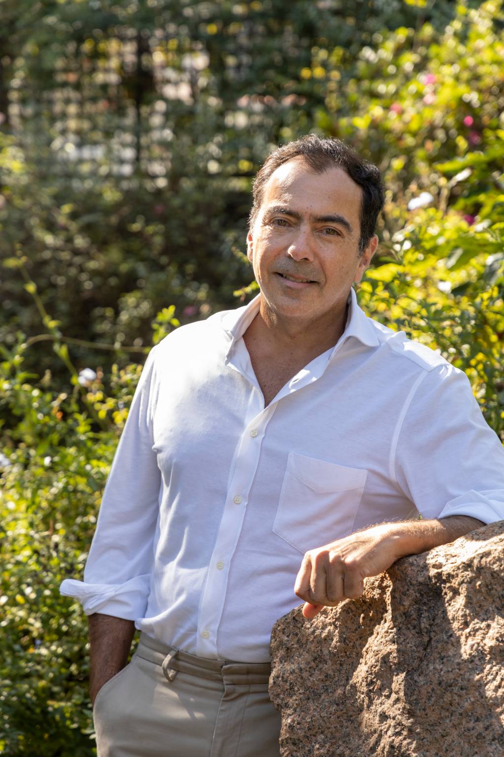 Tomas Perez Crédito Ateliê Filmes-Divulgação Homem com camisa branca no meio de jardim