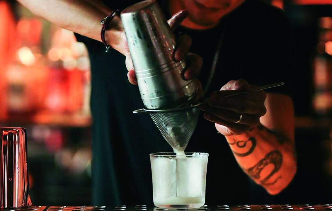 Bartender fazendo a bebida com queijo