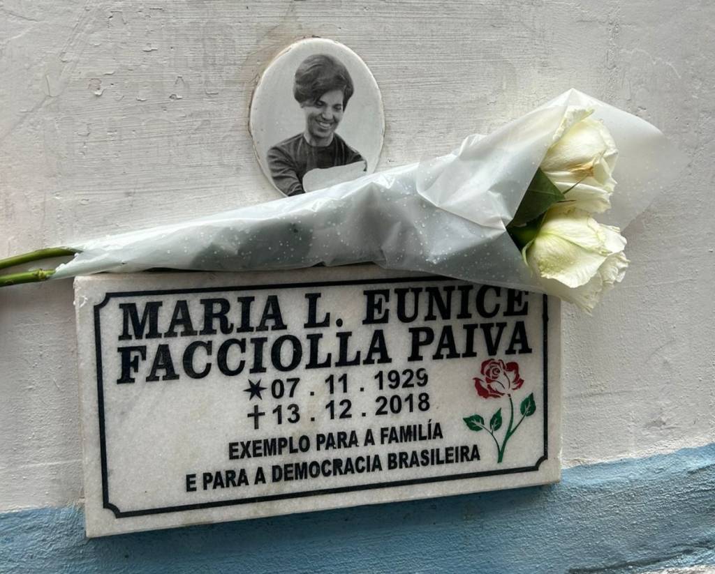 Túmulo de Eunice Paiva recebe visita guiada no aniversário de SP