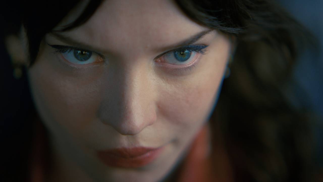 Sophie Thatcher: excelente no papel de Iris