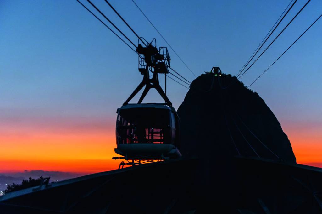 Amanhecer Parque Bondinho.jpg Bondinho com montanha ao fundo e céu azul