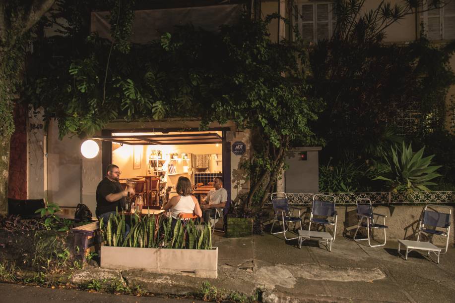Vinhos e um bom ambiente: área externa do Cacho Bar