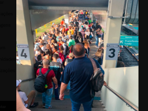 Estações ao longo da linha 8 em São Paulo ficaram lotadas devido à falha