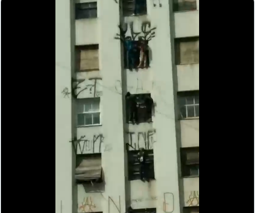 Pichadores flagrados no centro de São Paulo