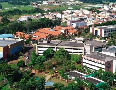 Mortos em acidente entre carreta e ônibus eram da mesma universidade