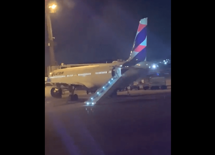 Aeronave da Latam com escorregador inflável acionado