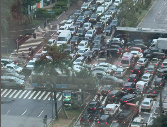 “Que deselegante”: Sandra Annenberg viraliza com foto de trânsito caótico em SP