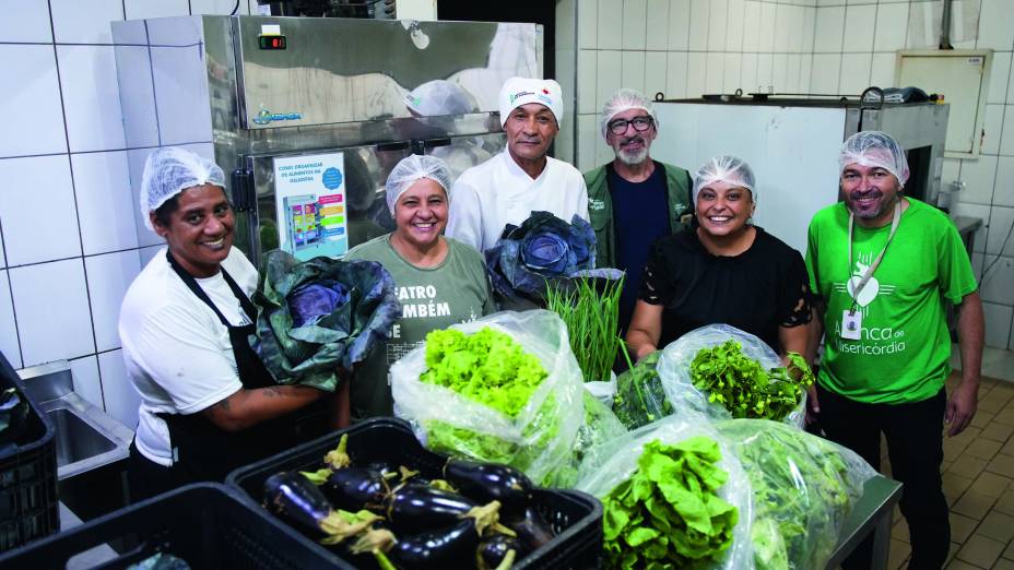 Equipe de cozinha da Casa Restaura-me: força do projeto das hortas urbanas