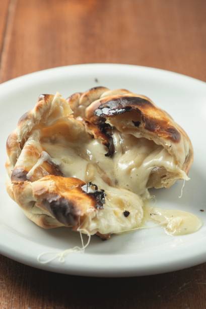 Fuego Celeste: empanada de queijo com cebola