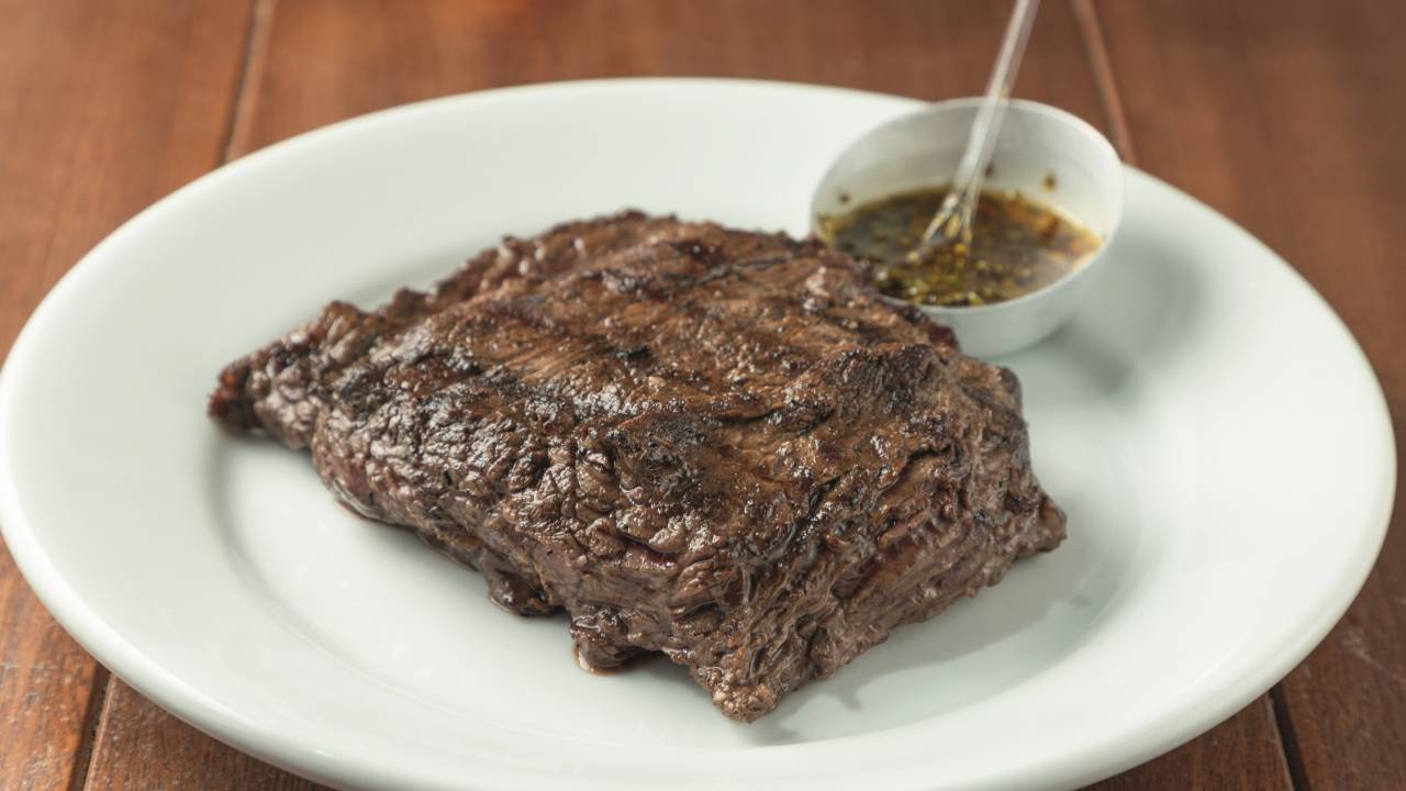 Carne em prato branco e molho ao lado