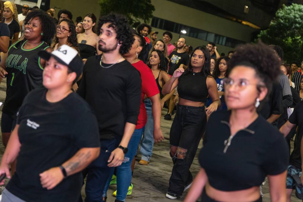 DETALHE 2 crédito Leo Martins_Veja SP.jpg Público na aula de dança: movimento noturno no Anhangabaú
