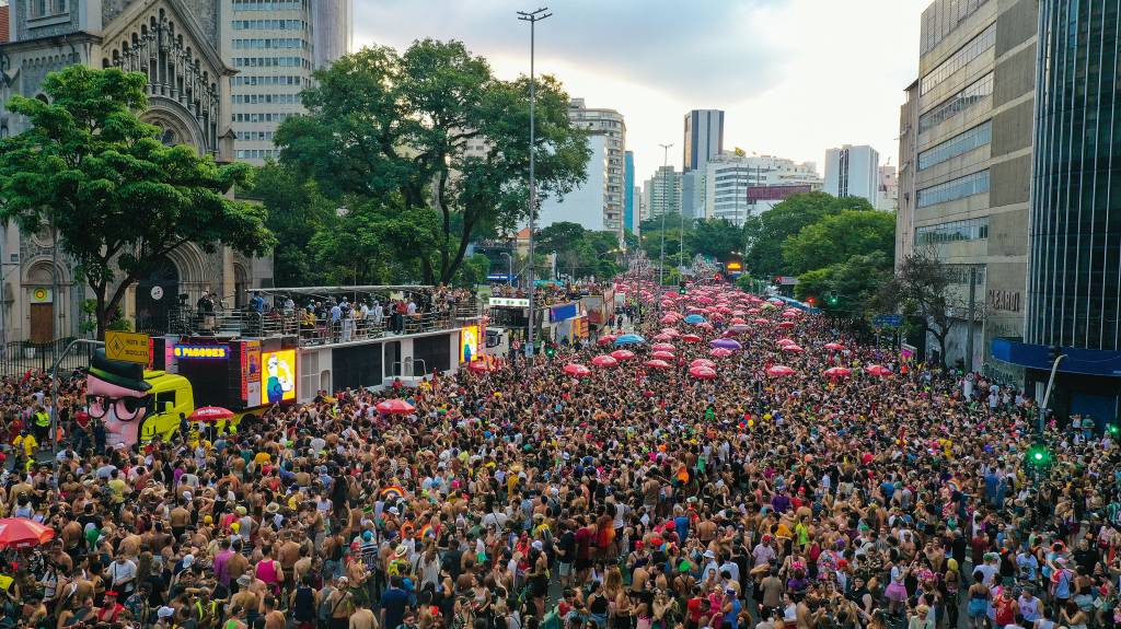 Acadêmicos do Baixo Augusta Multidão no desfile do Acadêmicos do Baixo Augusta, no domingo (23): bloco tradicional paulistano