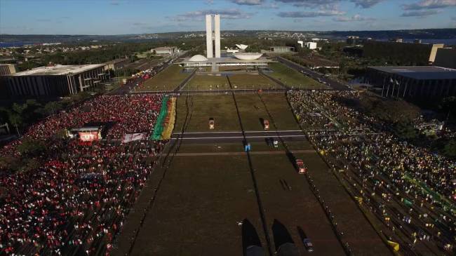 DemoEmVert Cena de 'Democracia em Vertigem', de Petra Costa