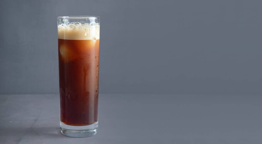 Confira três bebidas cafeinadas geladas para o calorão