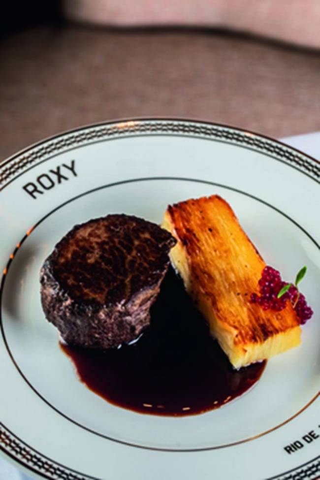 Filé mignon ao ponto com mil-folhas de mandioca, molho de jabuticaba e caviar de aroeira (pimenta-rosa)_credTomasRangel.jpg Prato com carne e molho e mandioca