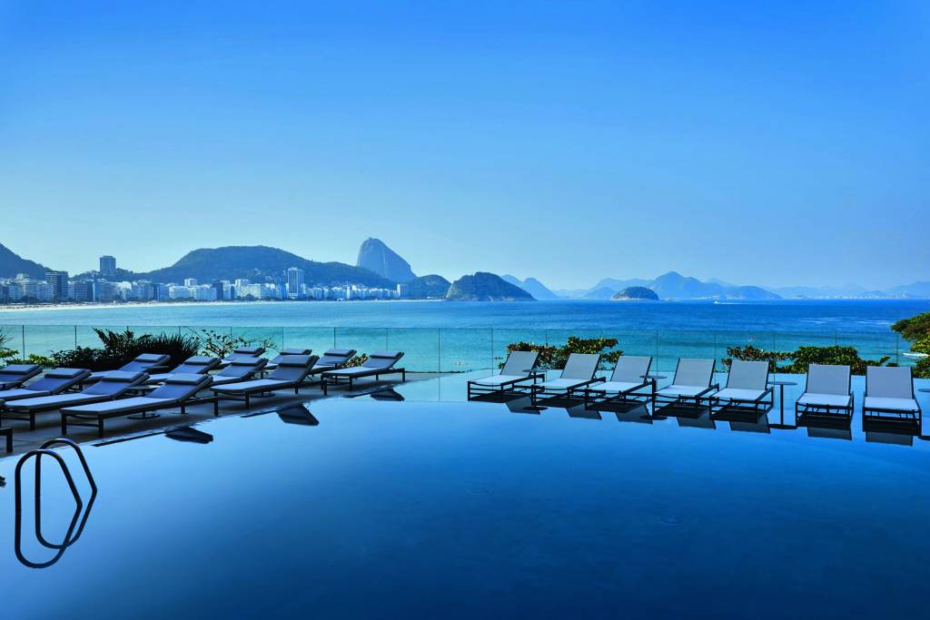 Infinity Pool_Fairmont.jpg Piscina com cadeiras e vista do Rio de Janeiro ao fundo