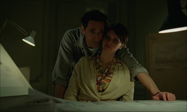 O BRUTALISTA 2 Crédito Universal Pictures Divulgação László (Adrien Brody) e Erzsébet (Felicity Jones) em cena de 'O Brutalista'