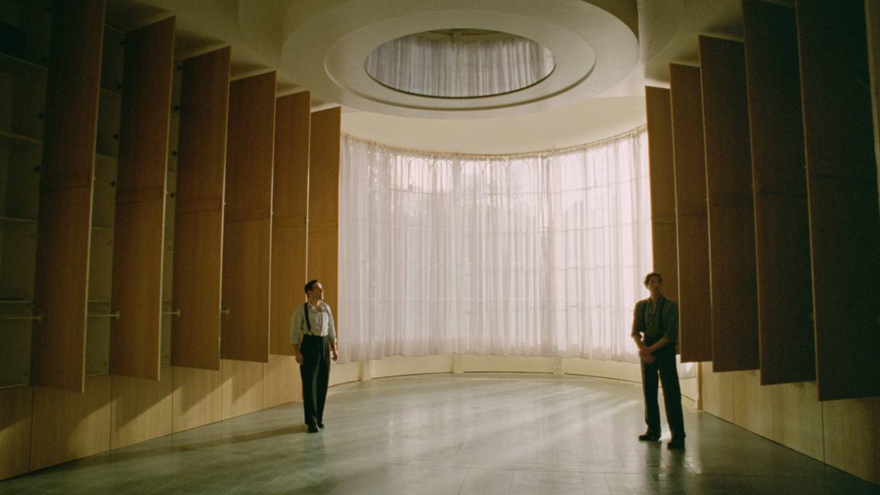 Attila (Alessandro Nivola) e László (Adrien Brody) em cena de 'O Brutalista'