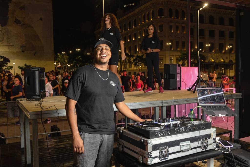 Vale do Anhangabaú ganha nova vida noturna com aulas de dança gratuitas