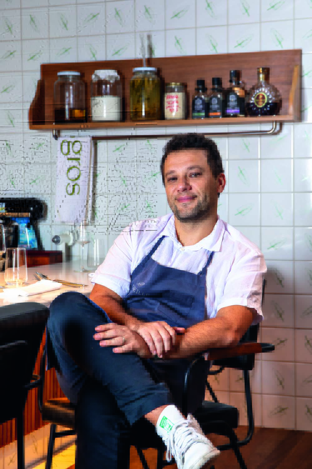 Oseille_Thomas_Crédito Thomas Rangel.jpg Homem sentado em cadeira olhando para a foto