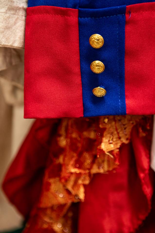 Detalhes de figurinos do Teatro Oficina: desfile trará referências a diversos espetáculos de Zé Celso Detalhes de figurinos do Teatro Oficina: desfile trará referências a diversos espetáculos de Zé Celso